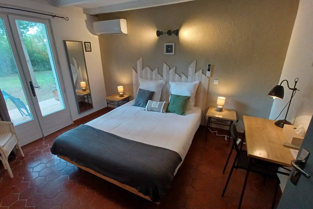 comfort double room, terrace | in-room safe, desk, soundproofing, bed sheets