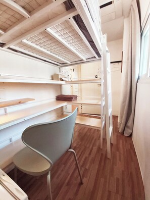 エコノミー シングル ルーム 禁煙 | 遮光カーテン、アイロン / アイロン台、WiFi (無料)、ベッドシーツ