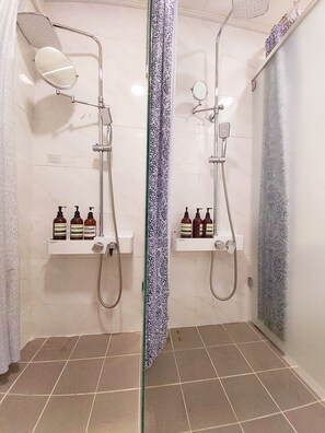 Shared bathroom - Blue Boat Hostel Myeongdong (Seoul)