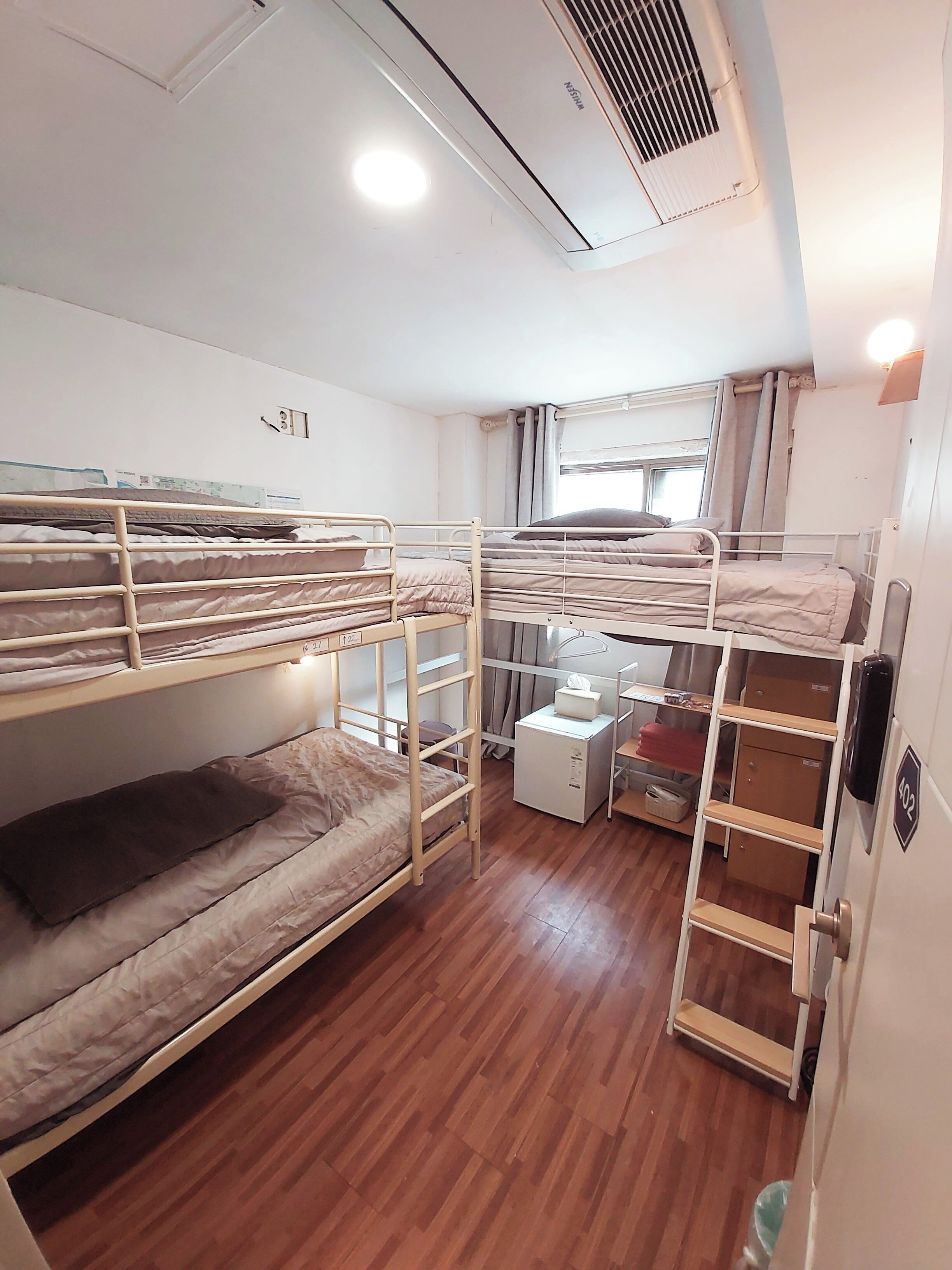 Habitación triple económica | Cortinas blackout, tabla de planchar con plancha y wifi gratis 