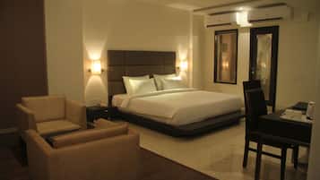 Suite | Minibar, desk, WiFi, bed sheets