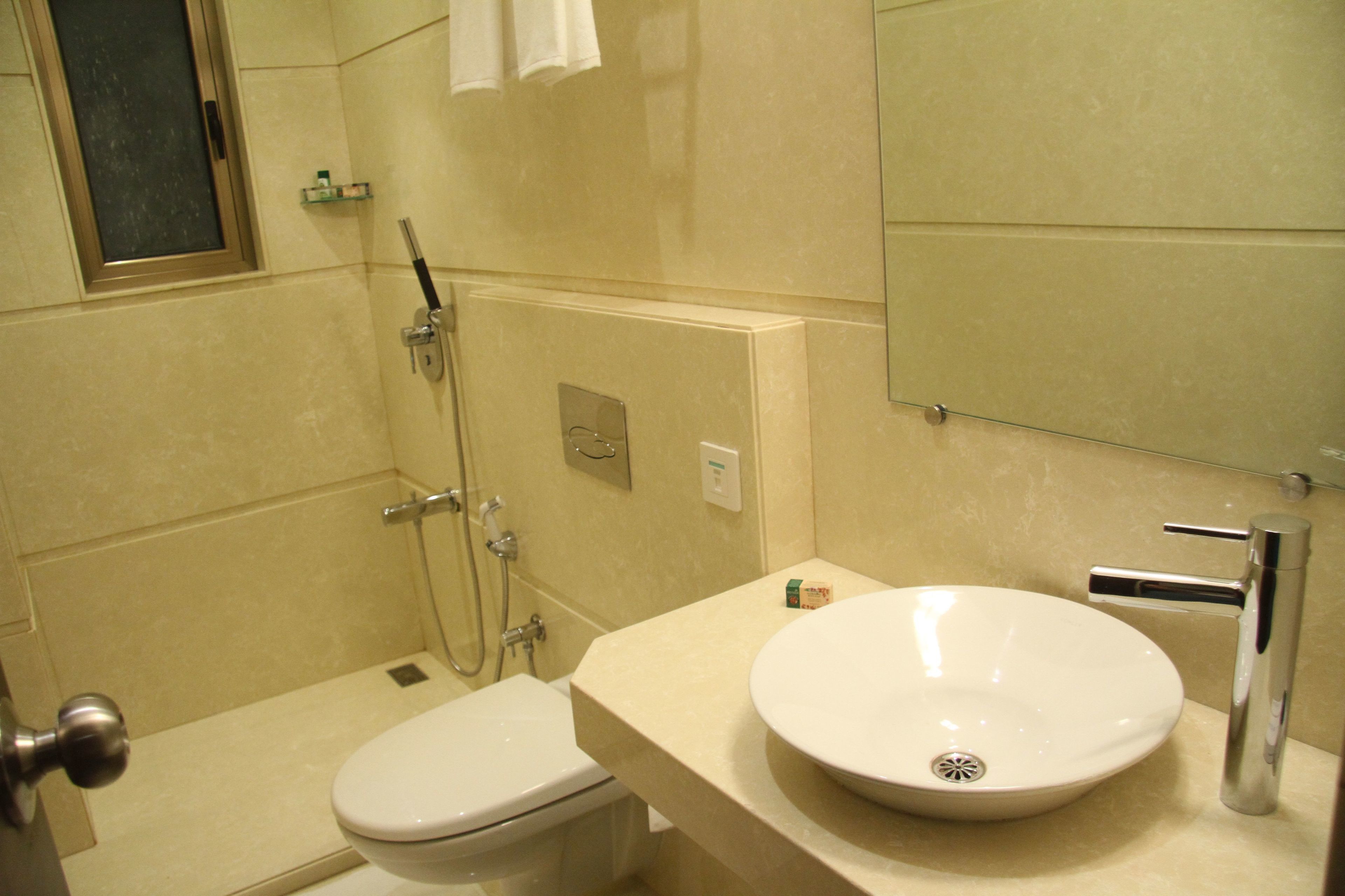 deluxe room | bathroom | shower, towels