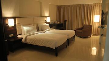 Minibar, desk, WiFi, bed sheets