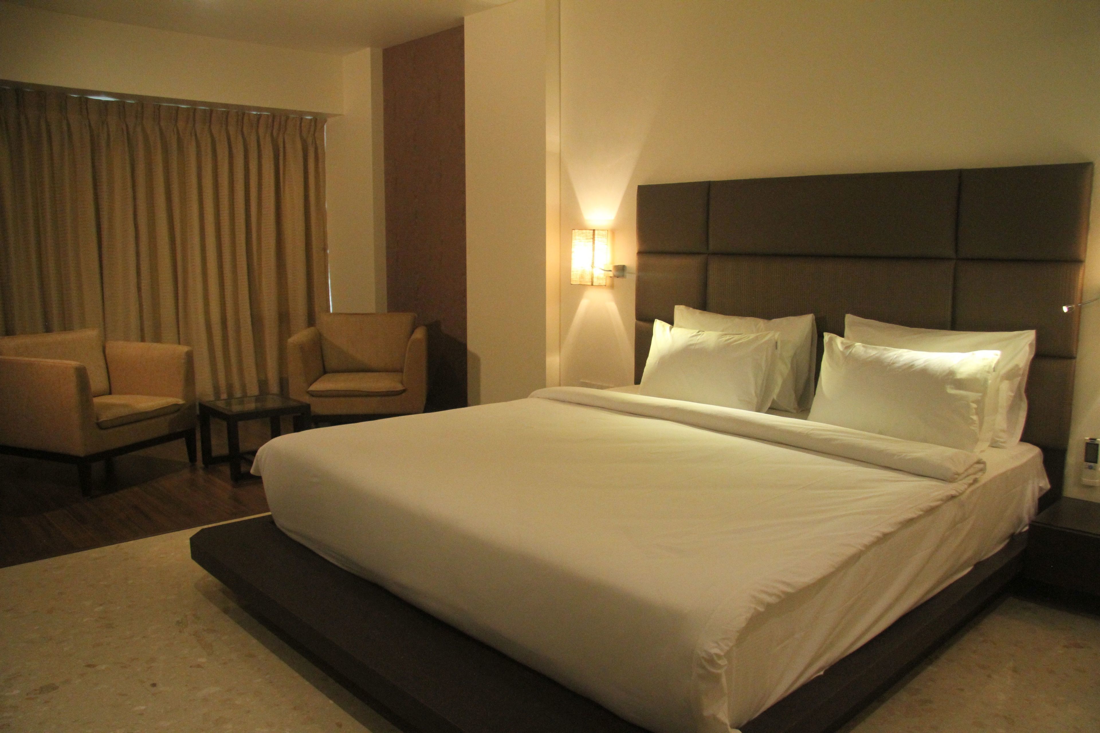 suite | minibar, desk, wifi, bed sheets