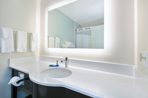 Kostenlose Toilettenartikel, Haartrockner, Handtücher