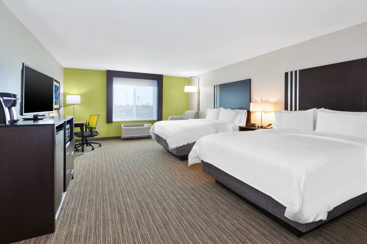 Premium bedding, down duvets, desk, blackout curtains