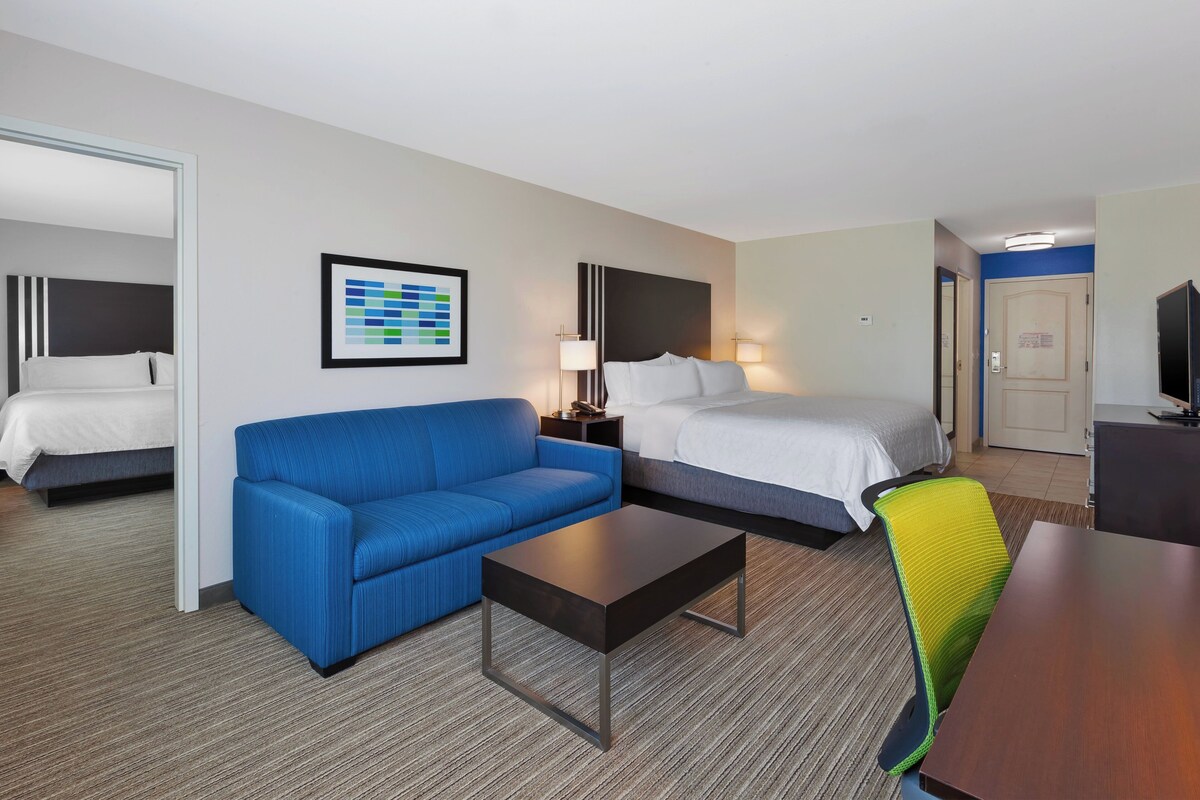 Suite, Multiple Beds | Premium bedding, down comforters, desk, blackout drapes