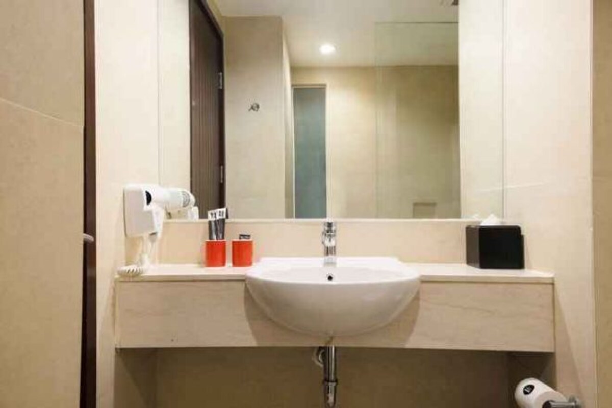 Bathroom | Free toiletries, slippers, towels
