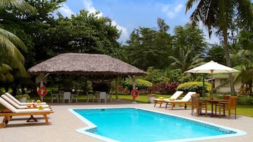 Hồ bơi ngoài trời