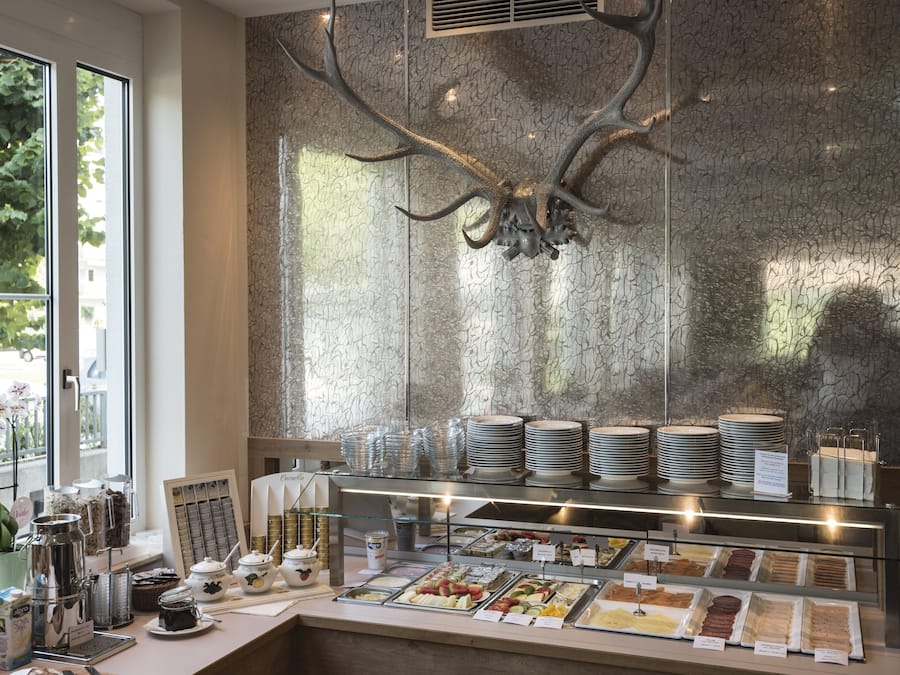 Petit déjeuner buffet (15.00 EUR par personne)