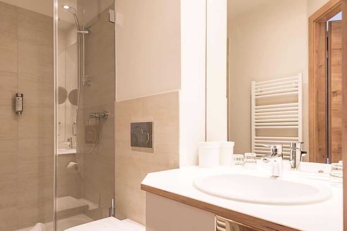 junior basic | bathroom | shower, hair dryer, towels