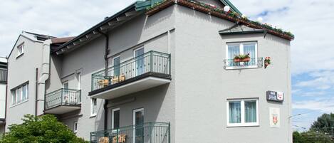 Fachada de la propiedad