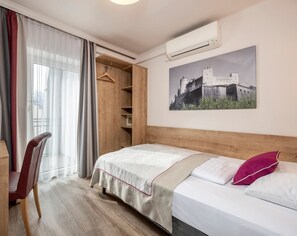 Ropa de cama de alta calidad y caja de seguridad en la habitación 