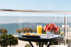 Deluxe double room with balcony and sea view | Terrace/patio