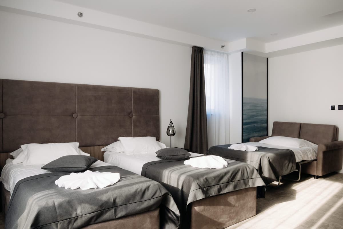 Deluxe triple room with partial sea view | 迷你吧、客房内保险箱、办公桌、笔记本电脑工作区