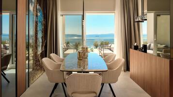 Penthouse with terrace and sea view | Woonruimte | Een smart-tv