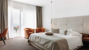 Minibar, Zimmersafe, Schreibtisch, laptopgeeigneter Arbeitsplatz