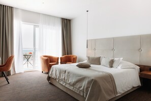 Minibar, in-room safe, desk, laptop workspace