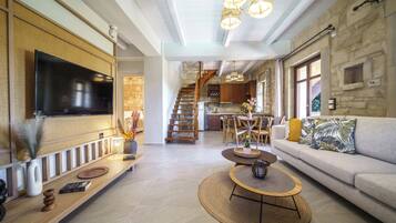 Exclusieve villa, 4 slaapkamers | Woonruimte | Een 45-inch smart-tv met satellietzenders