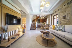 Villa exclusiva, 4 habitaciones | Área de sala de estar | Smart TV de 45 pulgadas con canales vía satélite 