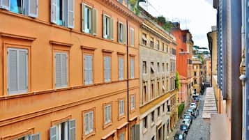 Eine schmale Straße mit mehrstöckigen Gebäuden, jedes mit Fensterläden.