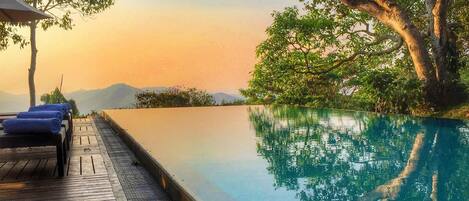 Piscina interna, piscina externa, guarda-sóis, espreguiçadeiras