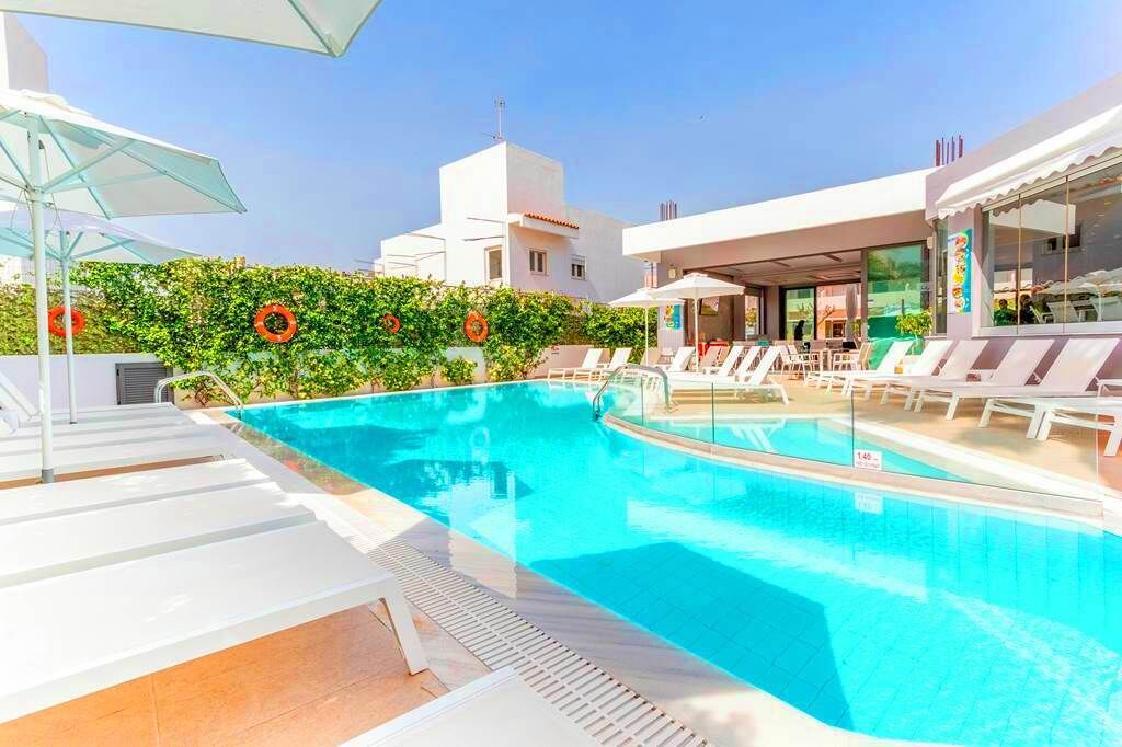 outdoor pool, pool loungers