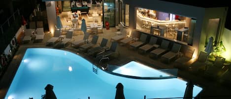 室外游泳池,日光浴躺椅