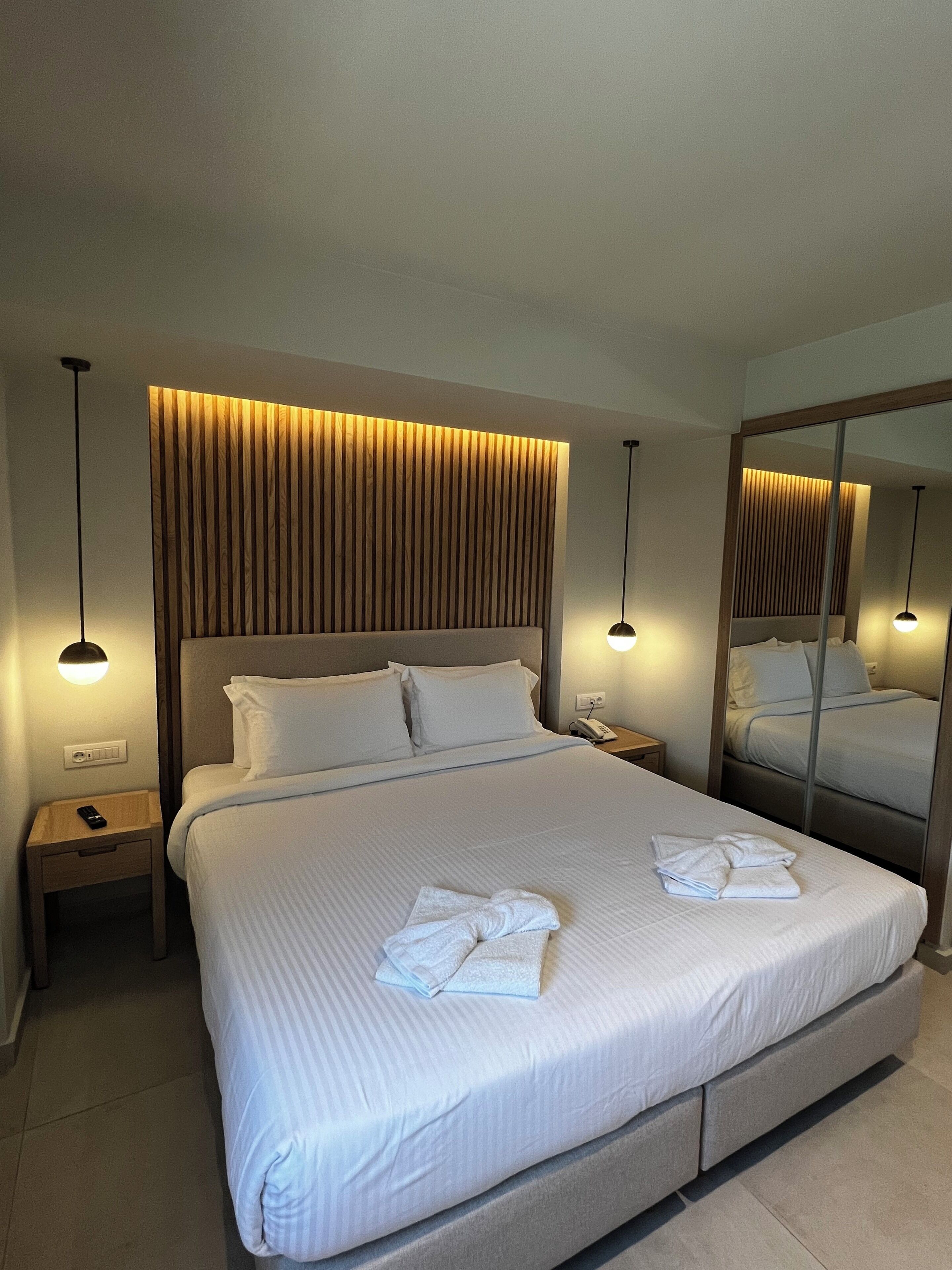 Hypo-allergenic bedding, minibar, in-room safe, soundproofing