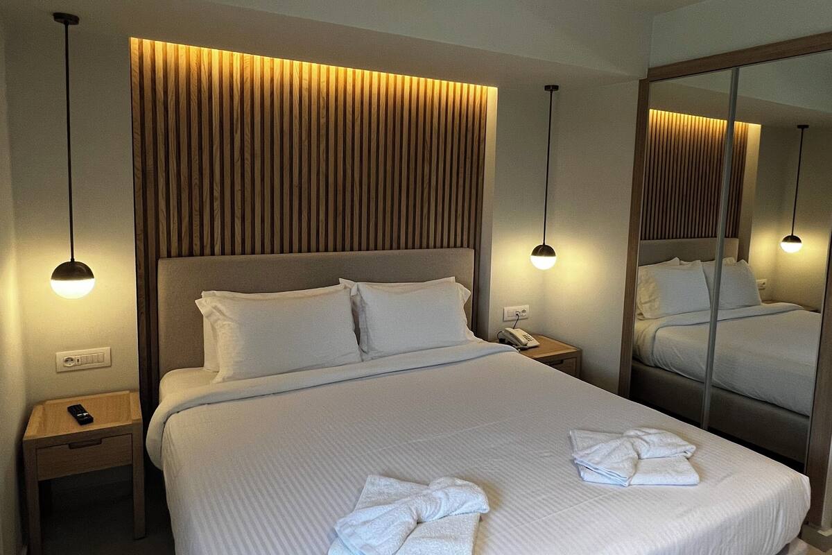 Hypo-allergenic bedding available, minibar, in-room safe, soundproofing