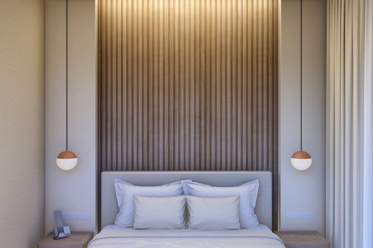 Un dormitorio moderno con una cama grande, dos mesitas de noche y un panel de pared de madera vertical.