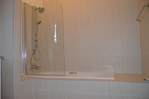 Habitación doble superior, 1 cama doble, vistas al jardín | Baño | Ducha y toallas