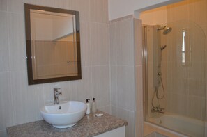 Superior Double Room, 1 Double Bed, Garden View | Bathroom | Shower, towels