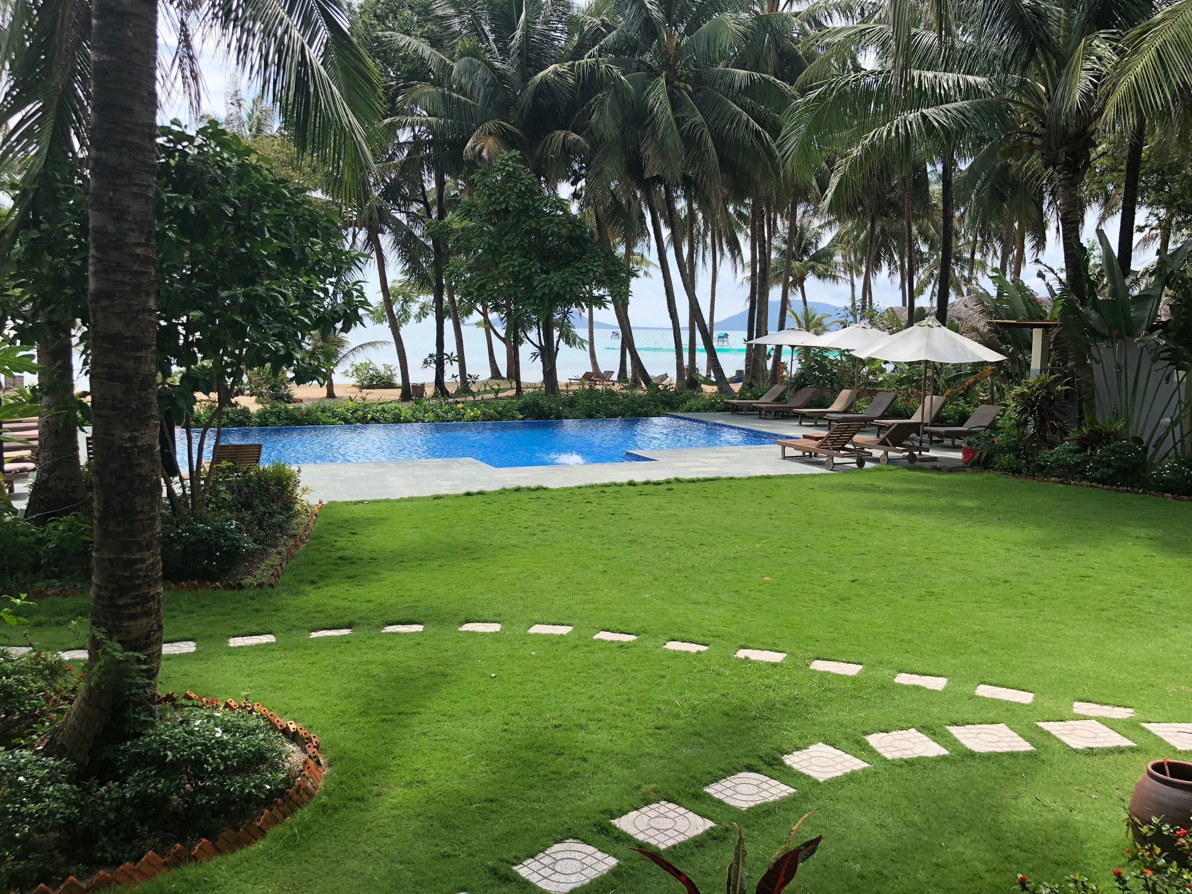 outdoor pool, open 8 am to 7:00 pm, pool loungers