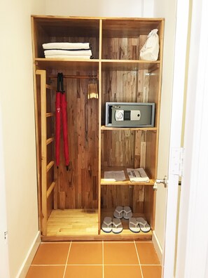 Habitación triple familiar, vistas al mar | Caja fuerte
