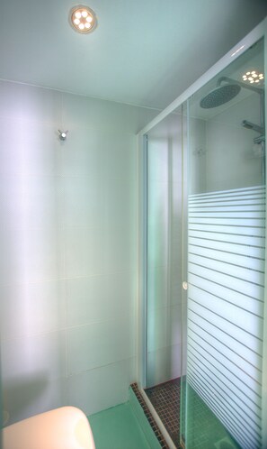 Habitación estándar doble | Baño | Ducha, artículos de higiene personal gratuitos y secador de pelo
