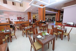 Café da manhã, almoço e jantar; culinária internacional 