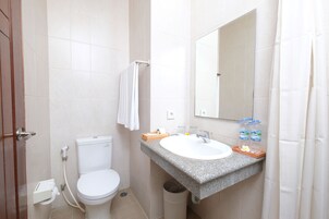 Dusche, kostenlose Toilettenartikel, Haartrockner, Bademäntel