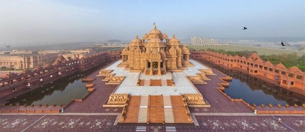 A temple complex with a central shrine, surrounded by water and a bridge. - On The House - Bed and Breakfast (New Delhi)