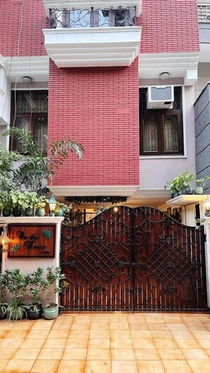 Front of property - On The House - Bed and Breakfast (New Delhi)