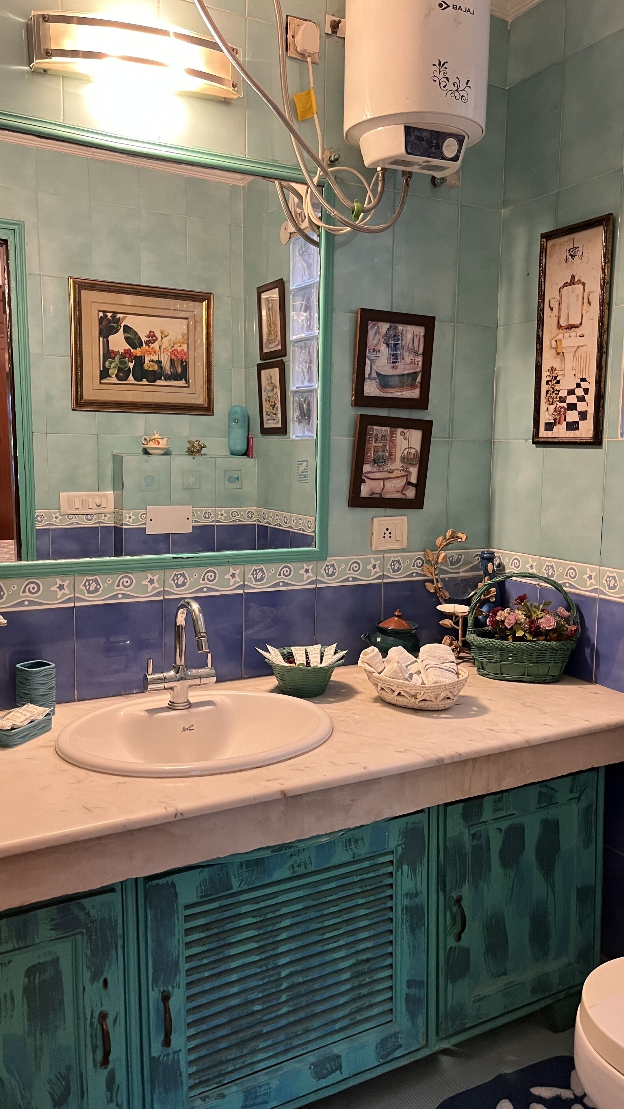 Superior Room | Bathroom | Shower, free toiletries, hair dryer