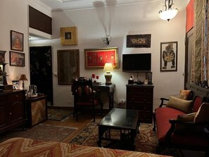 Superior Room | 4 bedrooms, Egyptian cotton sheets, down duvets, in-room safe - On The House - Bed and Breakfast (New Delhi)