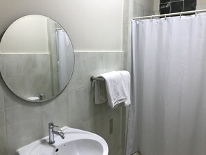 Camera tripla | Bagno | Doccia, set di cortesia gratuito, asciugacapelli, asciugamani