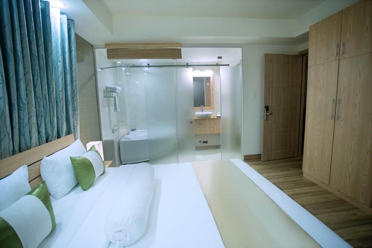 Luxury Suite | Bar mini, peti besi dalam bilik, meja, Wi-fi percuma