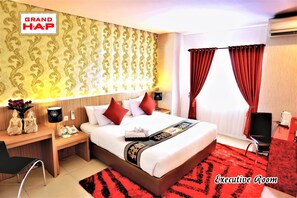   行政客房 | 高档床上用品、办公桌、折叠床/加床（额外收费）、免费 WiFi