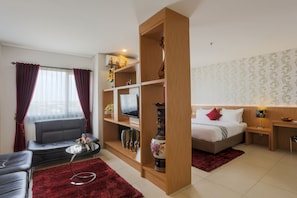 Executive Room | Living room | Flat-screen TV - Grand HAP Hotel (Surakarta)