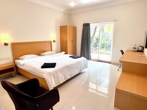Memory-foam beds, blackout curtains, soundproofing, free WiFi - Morjim Sunset Hotel - 300 Meter to Morjim Beach with Pool & Kitchen Apartments (Morjim)