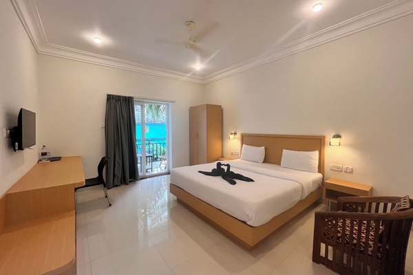 Habitación Premium, 1 cama de matrimonio grande, balcón | Colchones viscoelásticos, cortinas opacas, sistema de insonorización