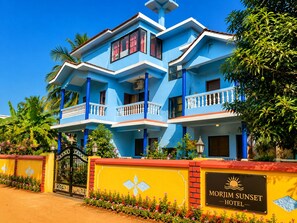 Front of property - Morjim Sunset Hotel - 300 Meter to Morjim Beach with Pool & Kitchen Apartments (Morjim)
