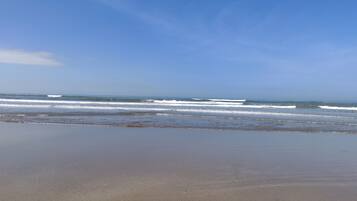 Una playa cerca, arena blanca